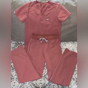 FIGS women’s scrub set